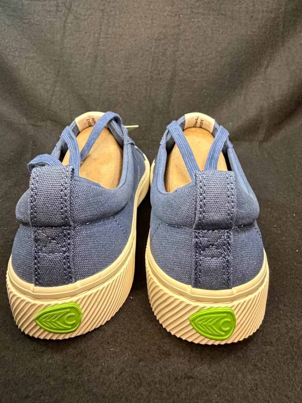 Cariuma Men’s Navy Blue Canvas Low-Top Sneakers men’s 9, ladies 10.5